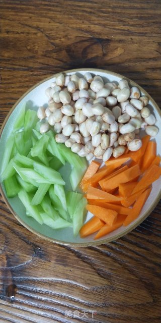夏天来了，拌个颜值高的开胃凉菜????????的做法步骤：1