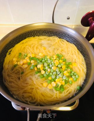 鸟巢意面烤蛋的做法步骤：2