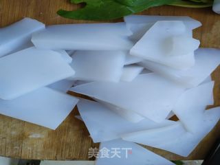 香菇小丁 酱炒凉粉的做法步骤：2