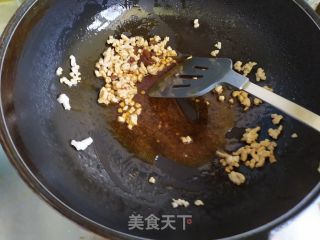 香菇小丁 酱炒凉粉的做法步骤：6