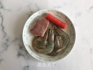 胡萝卜鲜虾火腿的做法步骤：1