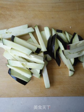 蒜蓉剁椒豆豉蒸茄子的做法步骤：1