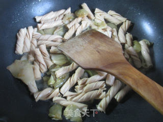 榨菜片西兰花炒豆筋的做法步骤：3
