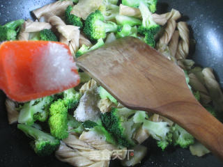 榨菜片西兰花炒豆筋的做法步骤：6