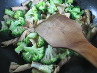 榨菜片西兰花炒豆筋的做法步骤：7