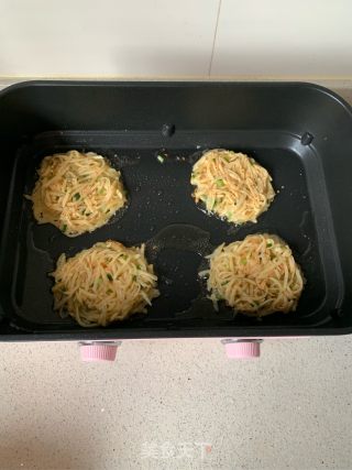土豆丝饼的做法步骤：7