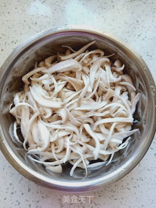 蘑菇炒肉的做法步骤：1