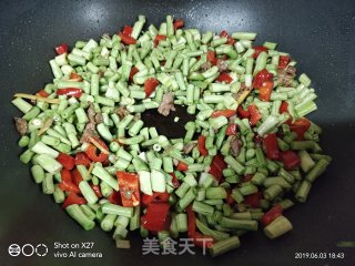 牛肉丁炒豆角的做法步骤：3