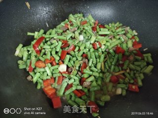 牛肉丁炒豆角的做法步骤：4