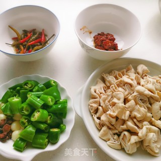 青椒肥肠的做法步骤：2