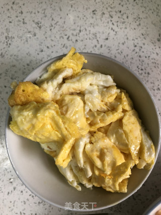 韭菜鸡蛋炒虾干的做法步骤：2