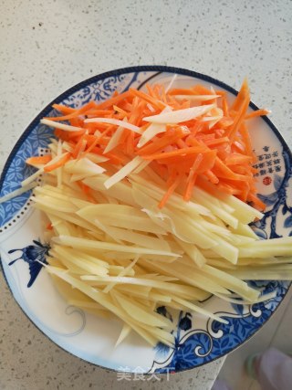 鸡蛋土豆饼的做法步骤：1