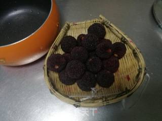 冰镇糖水杨梅的做法步骤：1