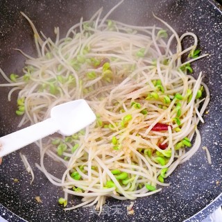 炒黄豆芽的做法步骤：9