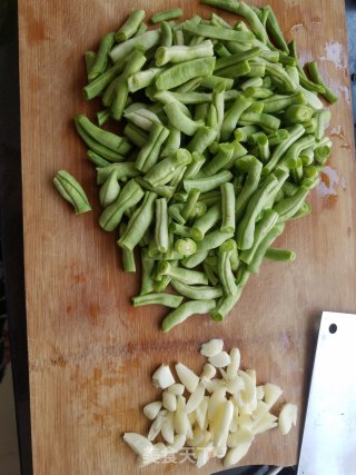 蒜香豆角蛤蜊肉的做法步骤：1