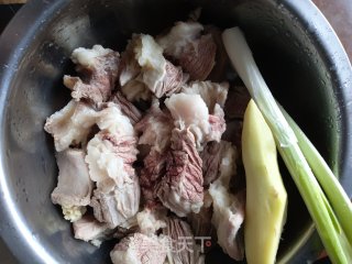 西红柿土豆牛肉汤的做法步骤：1