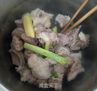 西红柿土豆牛肉汤的做法步骤：2