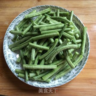 五花肉焖豆角的做法步骤：1