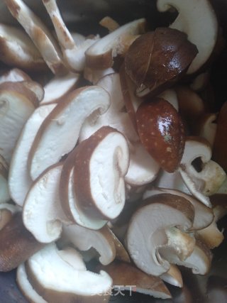 香菇土豆片的做法步骤：1