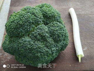 素炒西兰花的做法步骤：1