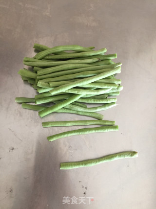 椒盐豆角的做法步骤：1