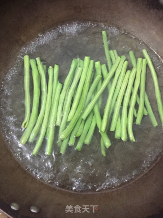 椒盐豆角的做法步骤：2