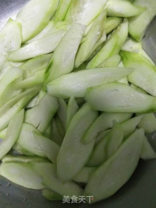 炒丝瓜的做法步骤：1