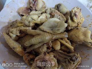 圣女果香菇啤酒焖鸡的做法步骤：2