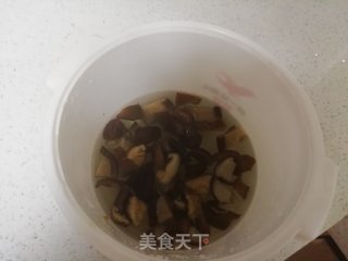 香菇鸽子汤的做法步骤：3