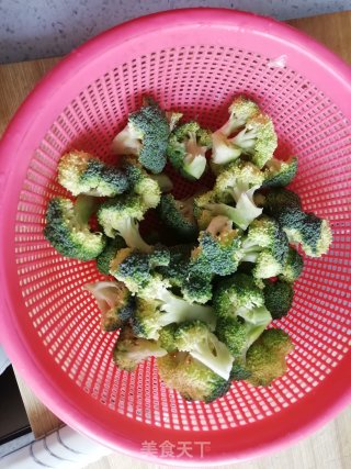 素炒西蓝花的做法步骤：2