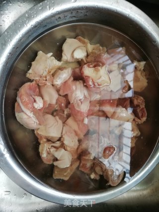 胡萝卜炒羊肉的做法步骤：1