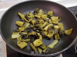 酸菜牛肉毛豆的做法步骤：2