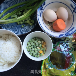酸菜炒米的做法步骤：1