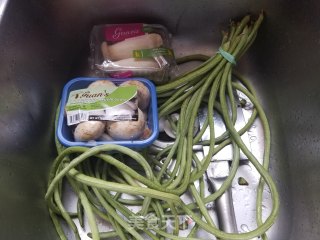 豆角炒蘑菇的做法步骤：1