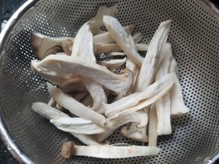 豆角炒蘑菇的做法步骤：2