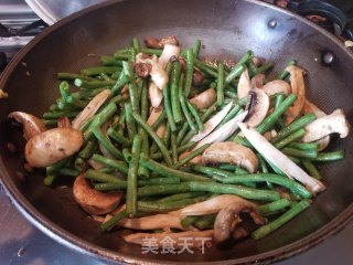 豆角炒蘑菇的做法步骤：8