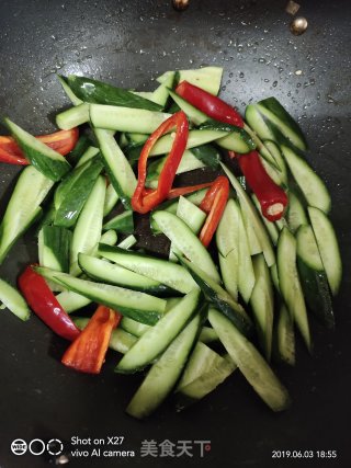 牛腩红椒炒黄瓜的做法步骤：2