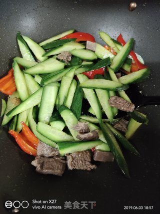 牛腩红椒炒黄瓜的做法步骤：4
