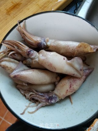 紫苏鱿鱼仔的做法步骤：1