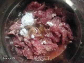 牛肉炒生菜的做法步骤：1