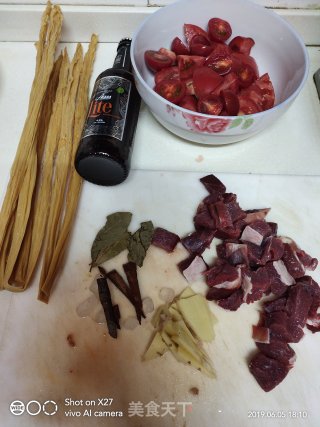 啤酒腐竹牛腩汤的做法步骤：1