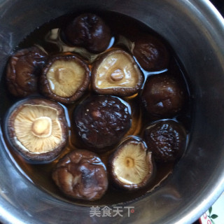 香菇炖肉的做法步骤：1