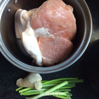 香菇炖肉的做法步骤：2