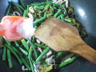 酸菜里脊肉炒带豆的做法步骤：10