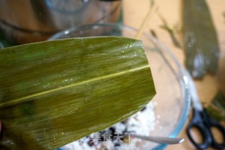 蜜豆锥子粽的做法步骤：1