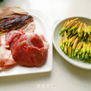 裤腿肉墨鱼黄花菜汤的做法步骤：1