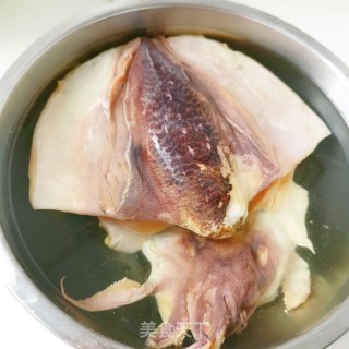 裤腿肉墨鱼黄花菜汤的做法步骤：2