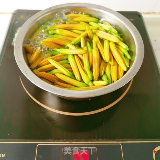 裤腿肉墨鱼黄花菜汤的做法步骤：3