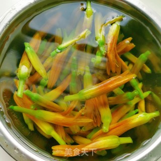 裤腿肉墨鱼黄花菜汤的做法步骤：4