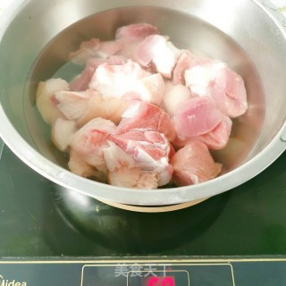 裤腿肉墨鱼黄花菜汤的做法步骤：6